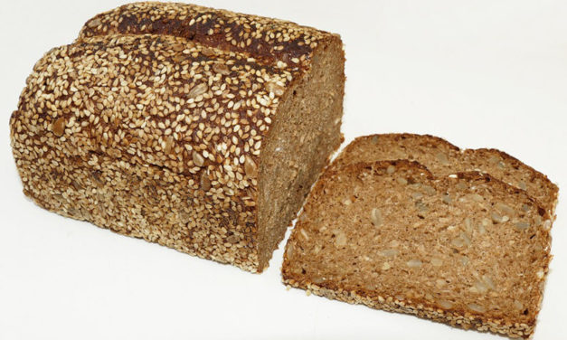 Vähähiilihydraattinen leipä siemenillä ja saksanpähkinöillä