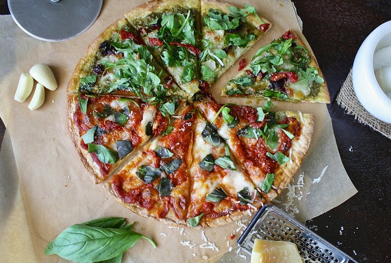 Vähähiilihydraattinen pizza upealla pizzapohjalla